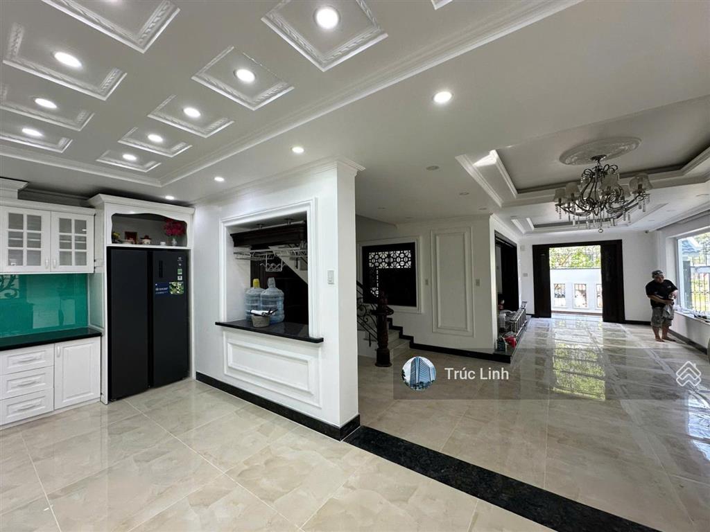 Villa mặt tiền đường hoa đào, diện tích 8x18m, hầm 3 tầng cho thuê