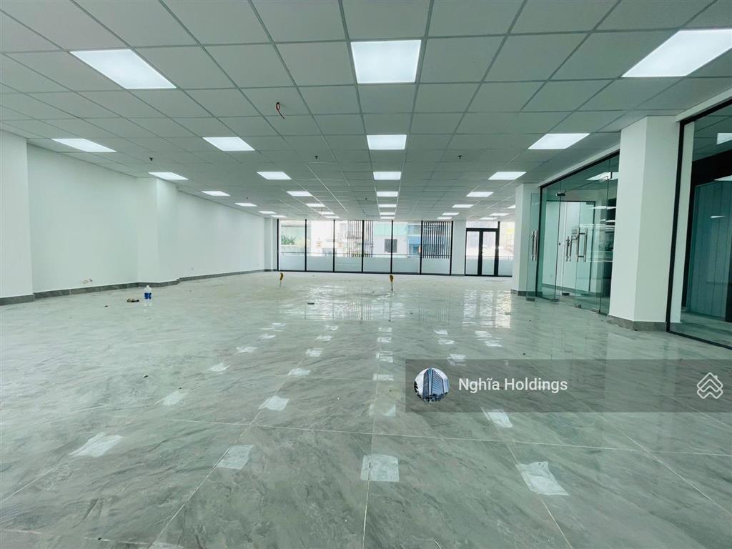 Cho thuê tòa nhà mặt tiền khu sân bay 10x20m hầm 5 tầng  giá tốt