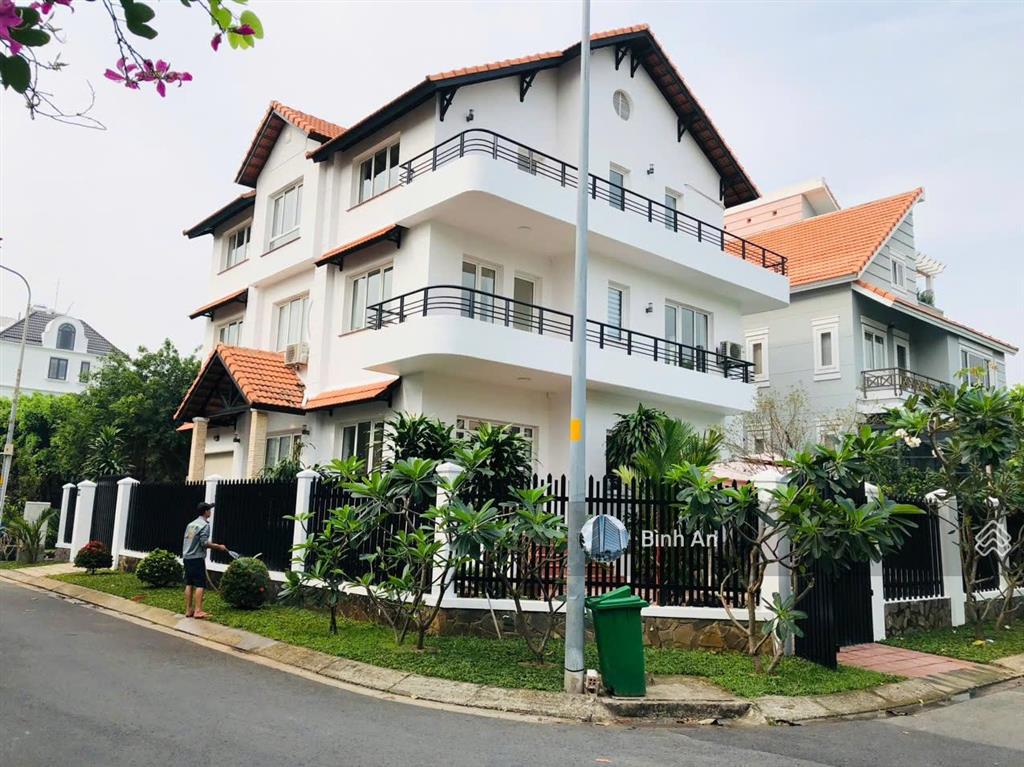 Villa 2 mặt tiền khu phổ quang, diện tích 12x20m, trệt 2 lầu áp mái cho thuê