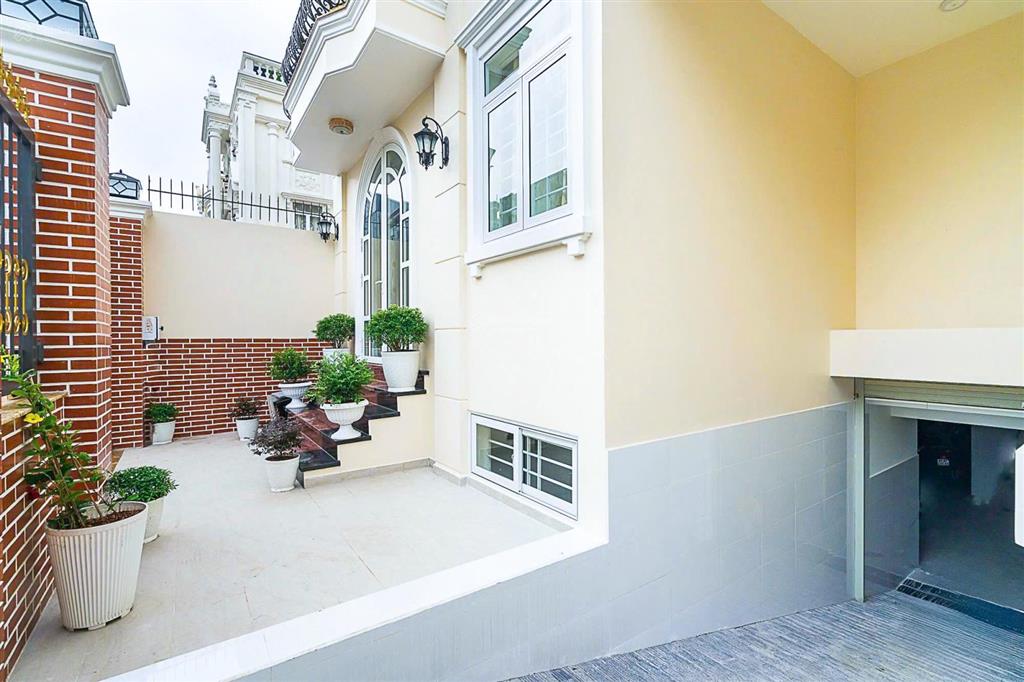 Cho thuê biệt thự full nội thất  có thang máy  7pn 8wc  gần công viên và ga metro
