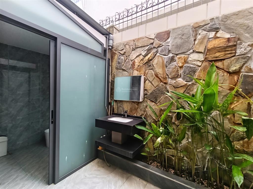 Cho thuê nhà nguyên căn có thang máy  hầm + 5 tầng  phù hợp văn phòng công ty kết hợp ở