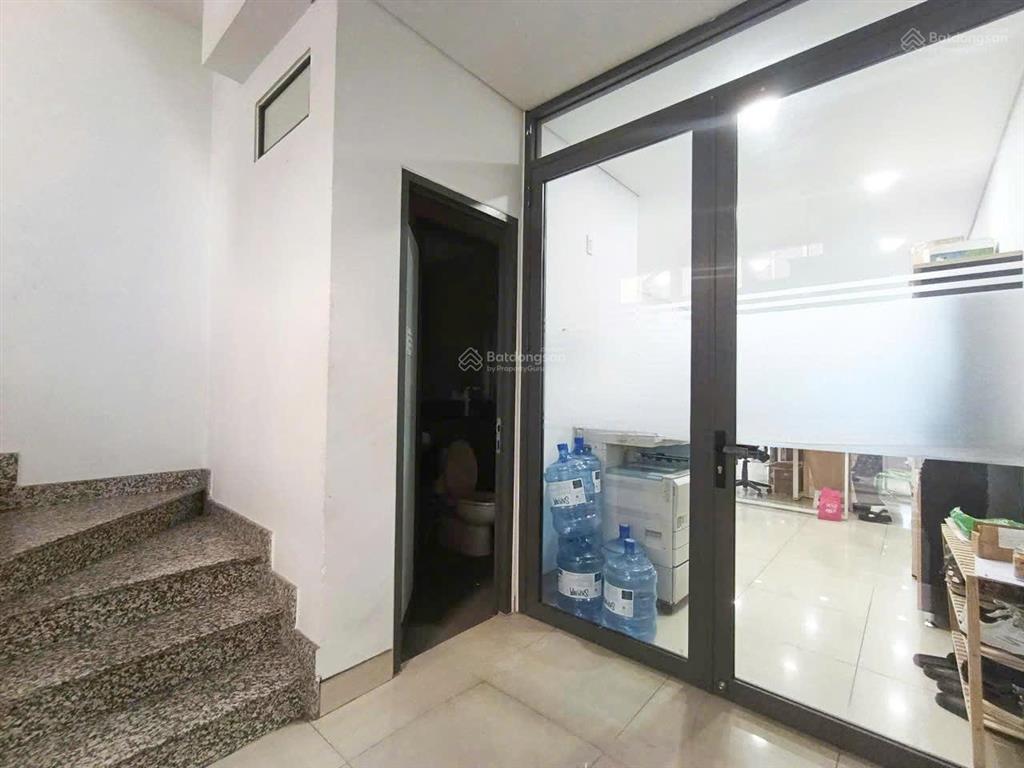 Còn hiếm có 1 căn có hầm để xe + 4 tầng  giá thuê 35 triệu  phù hợp làm văn phòng cty kết hợp ở