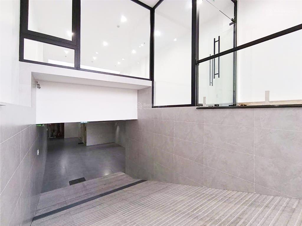 Cho thuê nhà sàn trống suốt, có thang máy và hầm xe  trang bị máy lạnh và pccc  đường xe tải