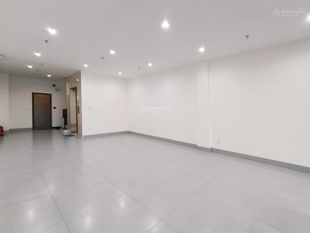 Cho thuê nhà sàn trống suốt, có thang máy và hầm xe  trang bị máy lạnh và pccc  đường xe tải