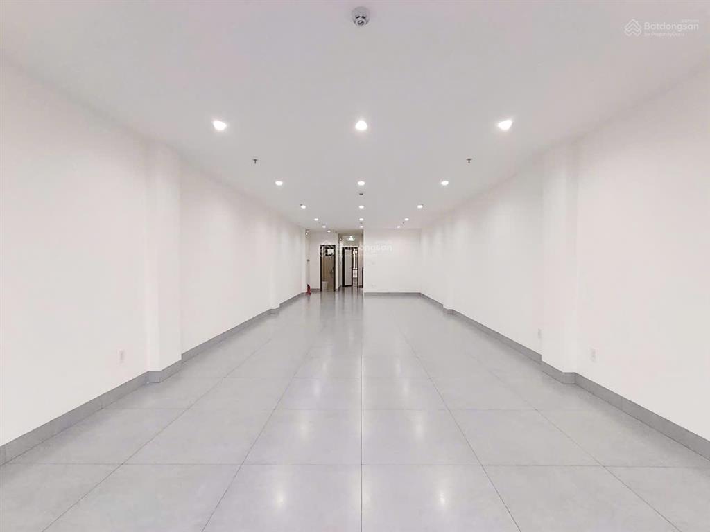 Cho thuê nhà sàn trống suốt, có thang máy và hầm xe  trang bị máy lạnh và pccc  đường xe tải