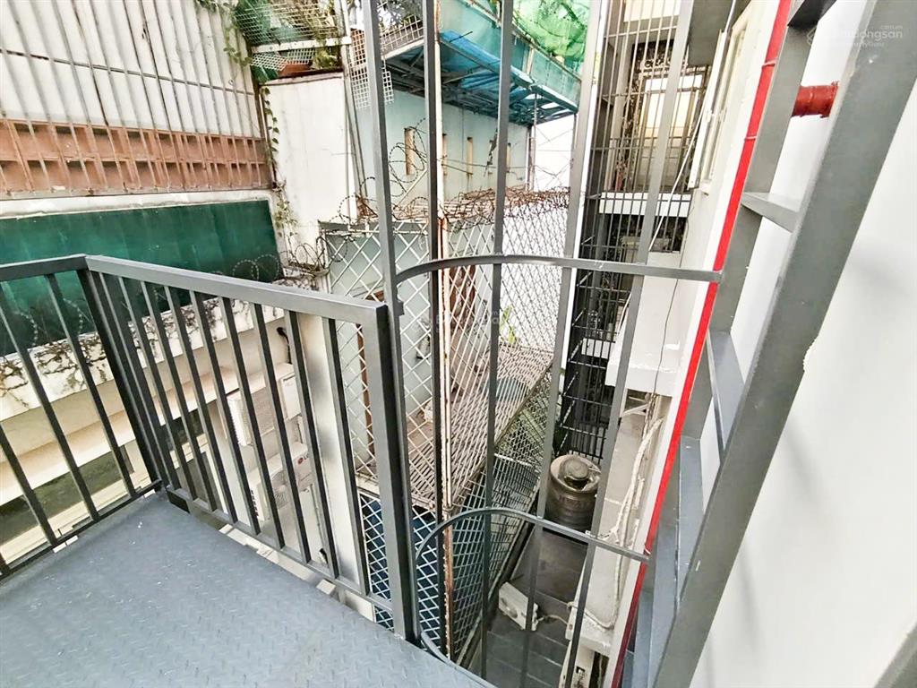 Cho thuê nhà sàn trống suốt, có thang máy và hầm xe  trang bị máy lạnh và pccc  đường xe tải