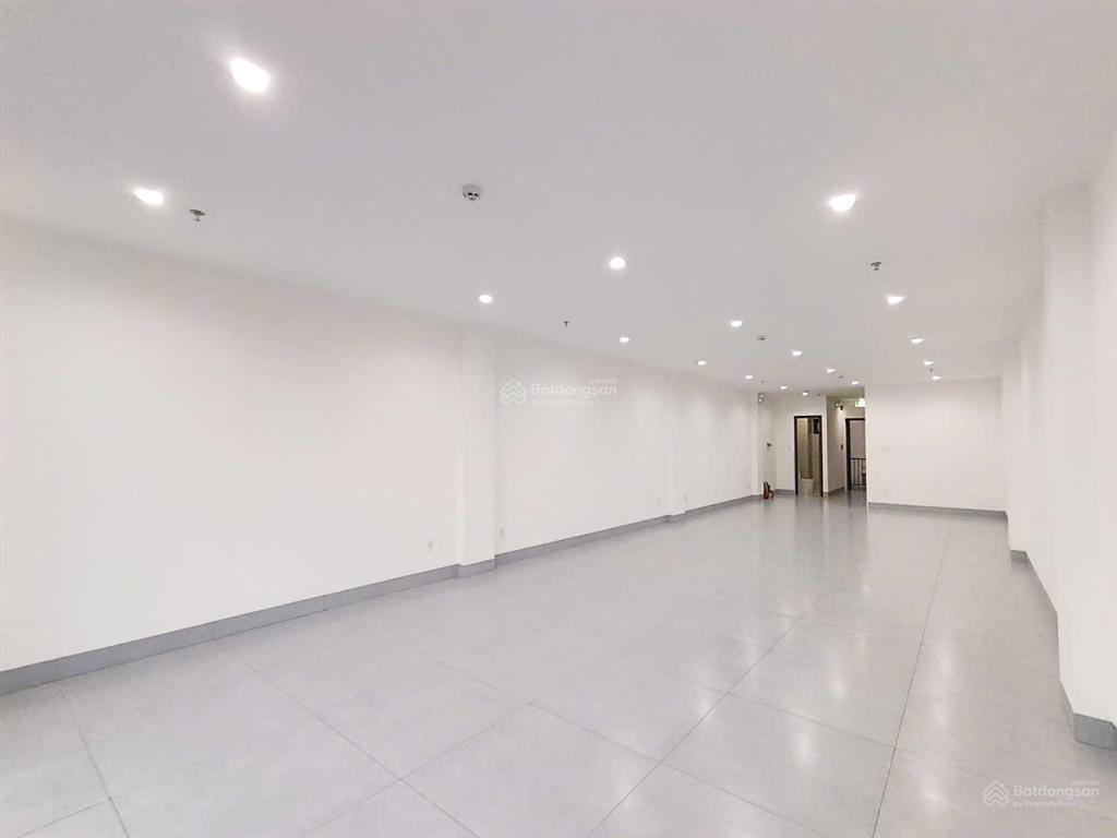 Cho thuê nhà sàn trống suốt, có thang máy và hầm xe  trang bị máy lạnh và pccc  đường xe tải
