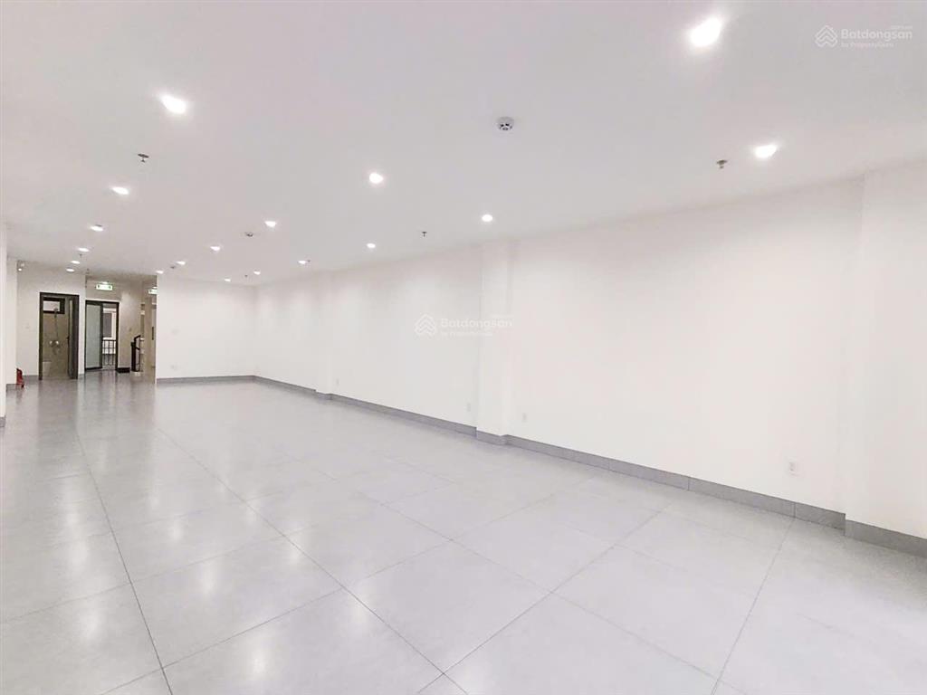 Cho thuê nhà sàn trống suốt, có thang máy và hầm xe  trang bị máy lạnh và pccc  đường xe tải