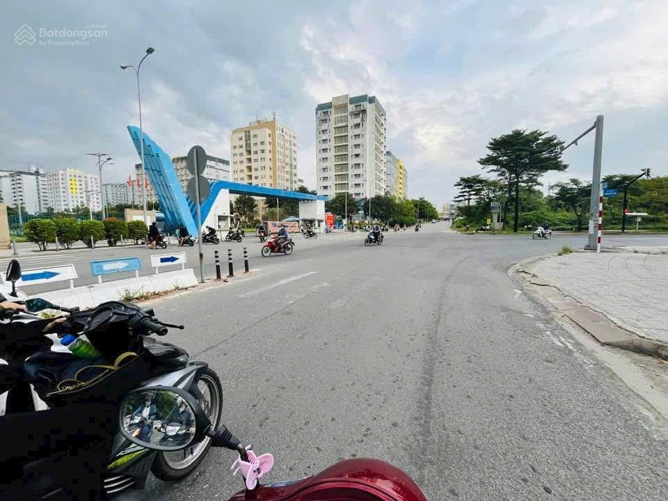 Bán đất rẻ xây căn hộ dịch vụ ngang 12m hiếm có sát làng đại học tp.hcm