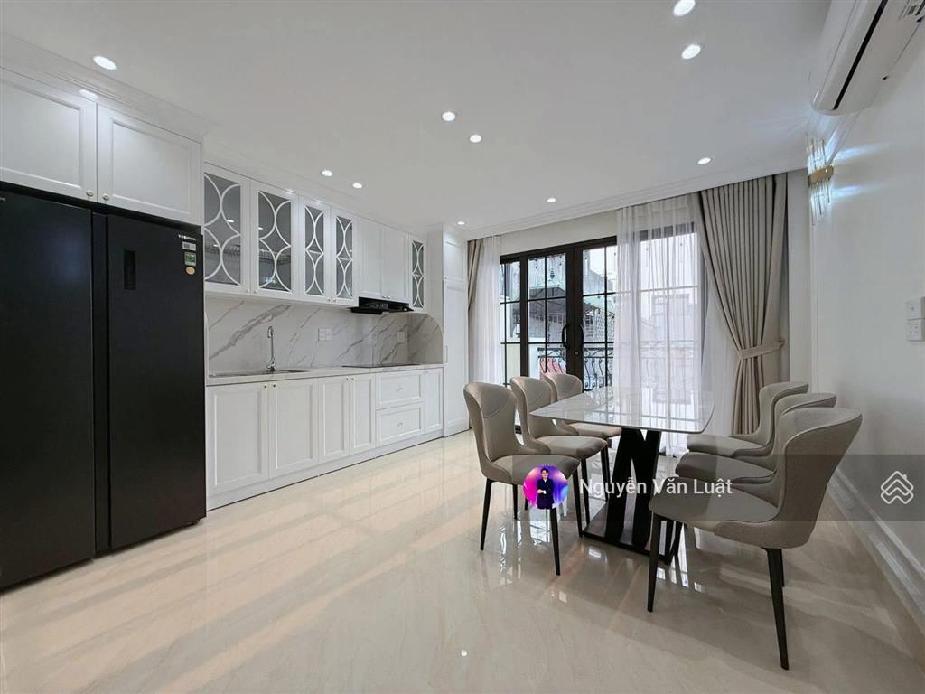 Tôi bán nhà xuân đỉnh 40m2 x 6 tầng thang máy cách phố 20m, trước nhà 3m , có 2 mặt thoáng