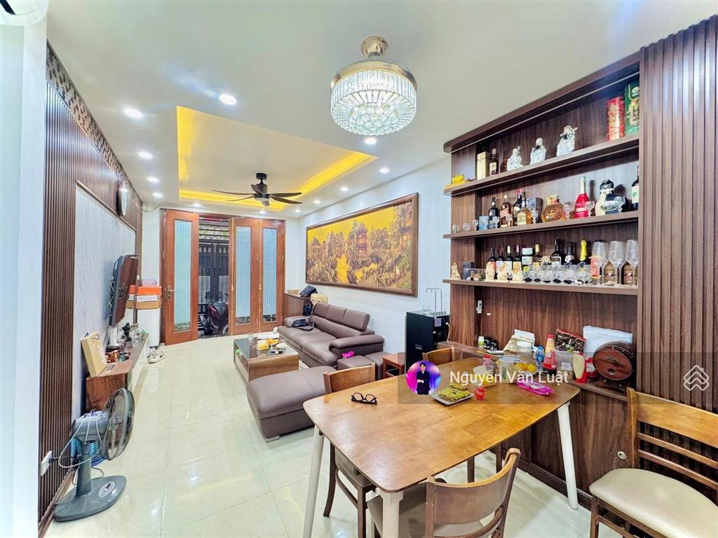 Nhà hiếm dương quảng hàm 40m2 x 5 tầng, mặt ngõ, cách 30m ra ô tô tránh, trước nhà 3m5