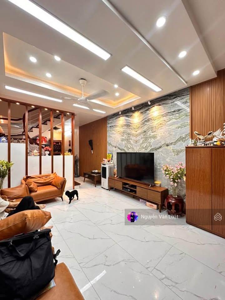 Nhà phố xuân đỉnh 39m2 x 5 tầng, ngõ thông lô góc, trước nhà 3m5 gần sát mặt phố, 50m ra bãi xe