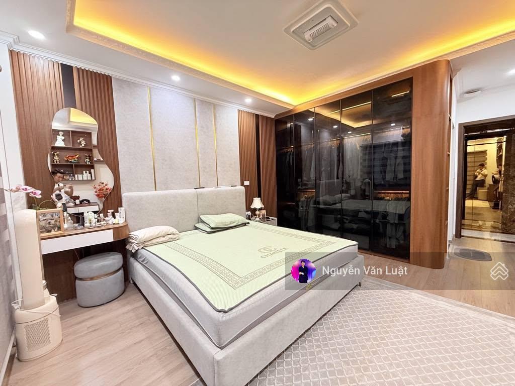Bán gấp nhà lạc long quân 40m2x 6 tầng thang máy, ngõ cực rộng gần mặt phố và hồ tây, trước nhà 3m5