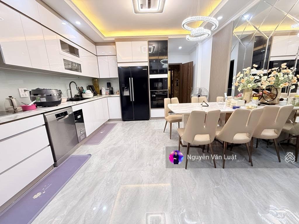 Bán gấp nhà lạc long quân 40m2x 6 tầng thang máy, ngõ cực rộng gần mặt phố và hồ tây, trước nhà 3m5