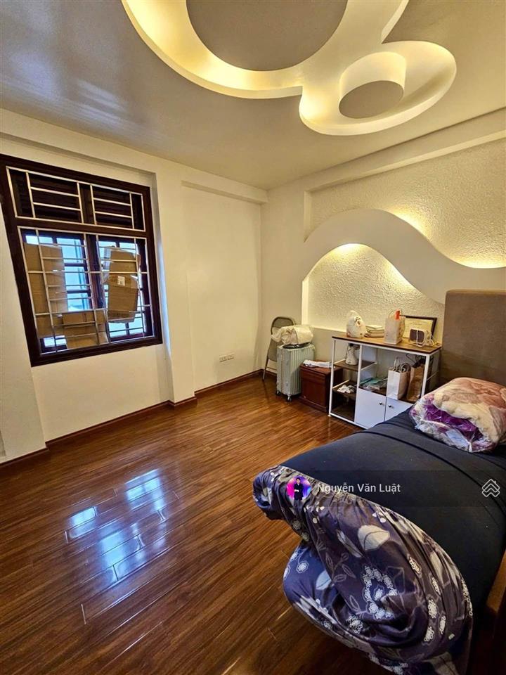 Chỉ 9,2 tỷ nhà dân cầu giấy 40m2 x 5 tầng, lô góc 2 mặt ngõ, cách 30m ra mặt phố, trước nhà rộng 3m