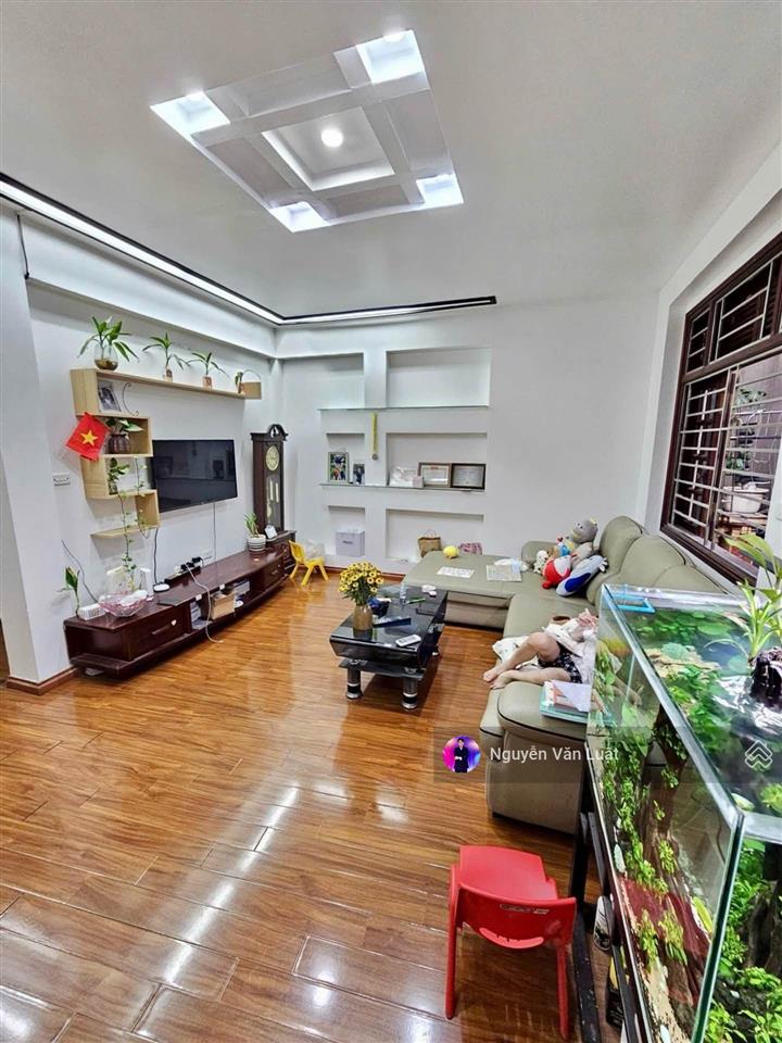 Chỉ 9,2 tỷ nhà dân cầu giấy 40m2 x 5 tầng, lô góc 2 mặt ngõ, cách 30m ra mặt phố, trước nhà rộng 3m