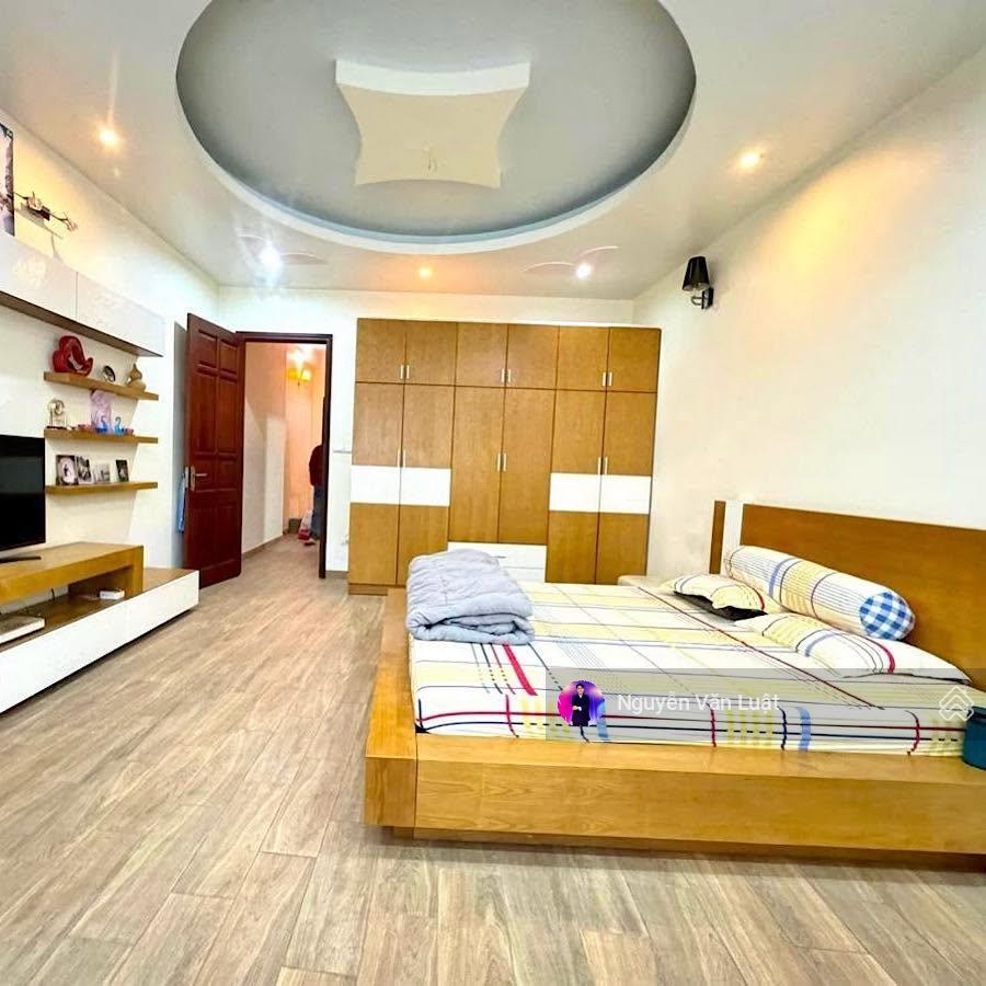 Giảm 300tr nhà trần duy hưng 50m2 x 5 tầng, ngõ thông trước nhà rộng, cách 10m ra ô tô tránh