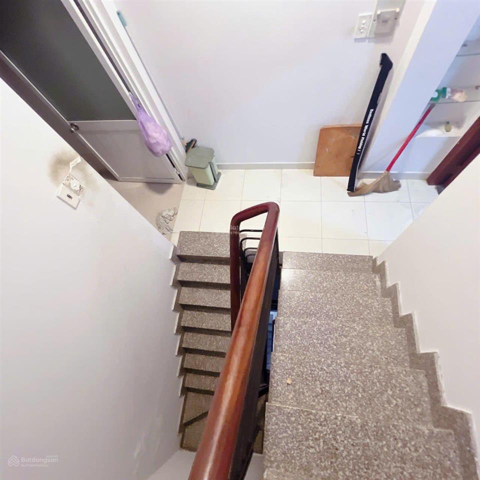 Bán nhà 5 tấm bến vân đồn q. 4  khu dân cư