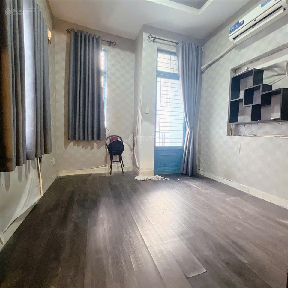 Bán nhà 5 tấm bến vân đồn q. 4  khu dân cư