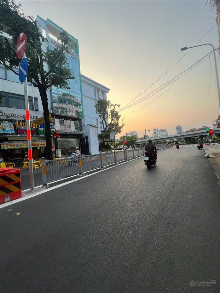 Mặt tiền bến vân đồn 5 lầu đúc  1 đời chủ