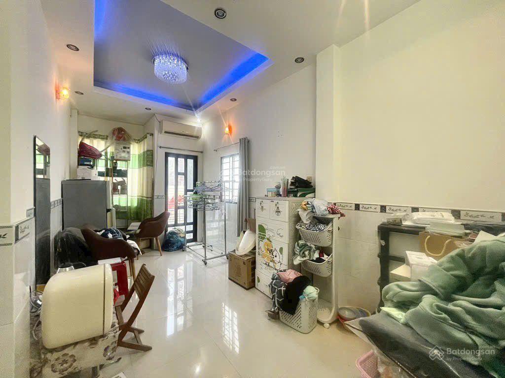 Mặt tiền bến vân đồn 5 lầu đúc  1 đời chủ