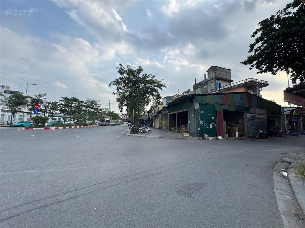 Xuân phương, nam từ liêm. dt 52m2  mặt tiền 4m nở hậu. mặt ngõ thông. ô tô đỗ cửa.