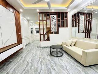 Mặt ngõ! phố chùa bộc, 2 thoáng ngõ thông, vài bước chân ra phố, 20m ôtô tránh, nhà đẹp, 39m2 5t