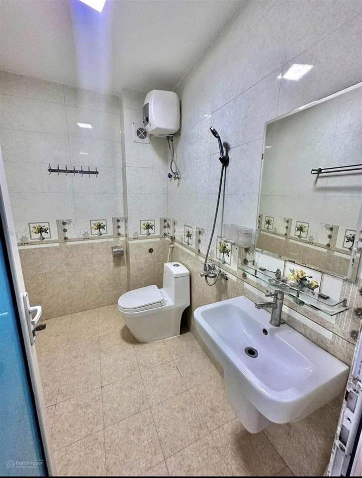 Nhà đẹp ! phố trần hữu tước,thang máy, ngõ nông, sát phố,ôtô đỗ cách 20m,có chỗ để riêng, 45m 6t