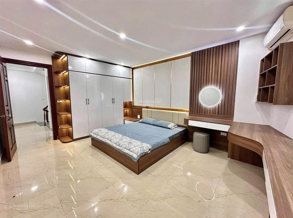 Nhà đẹp ! phố trần hữu tước,thang máy, ngõ nông, sát phố,ôtô đỗ cách 20m,có chỗ để riêng, 45m 6t
