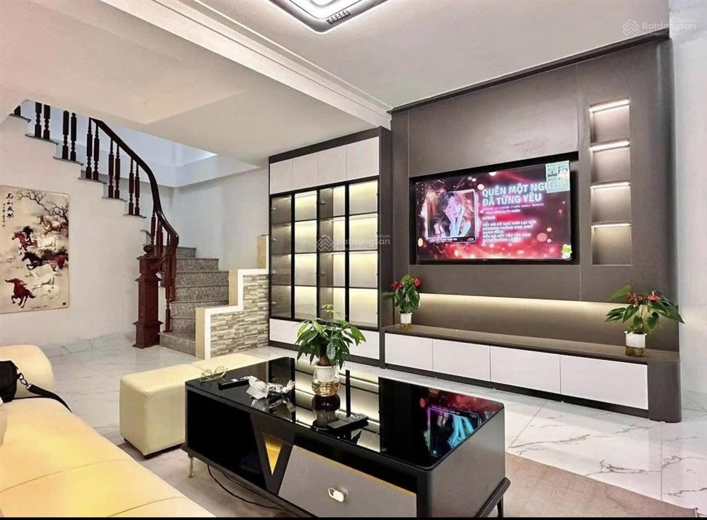 Nhà đẹp ! phố trần hữu tước,thang máy, ngõ nông, sát phố,ôtô đỗ cách 20m,có chỗ để riêng, 45m 6t