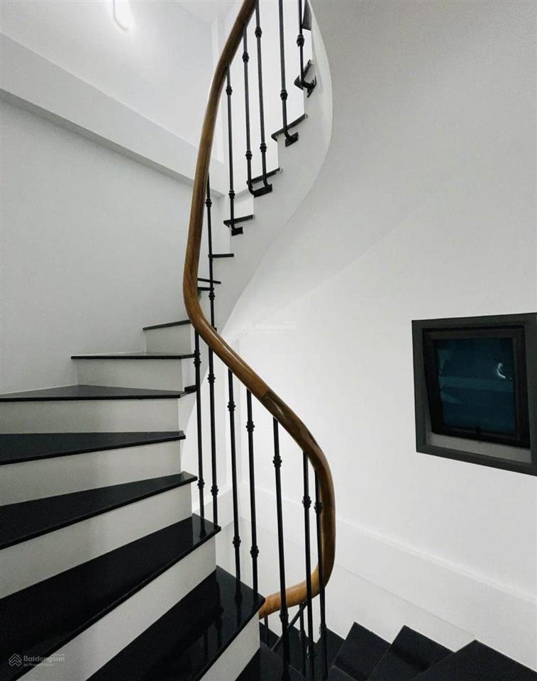 Nhà đẹp! phố thái thịnh, sát phố, ô tô cách 35m, ngõ thông 2 thoáng, nhà xây mới đẹp 40m2*5t