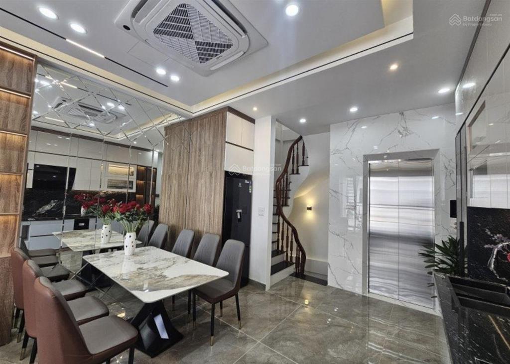 Giá rẻ! phố pháo đài láng thang máy, 2 thoáng, ngõ ba gác tránh xe máy, gần phố, ở ngay 42m2*6t