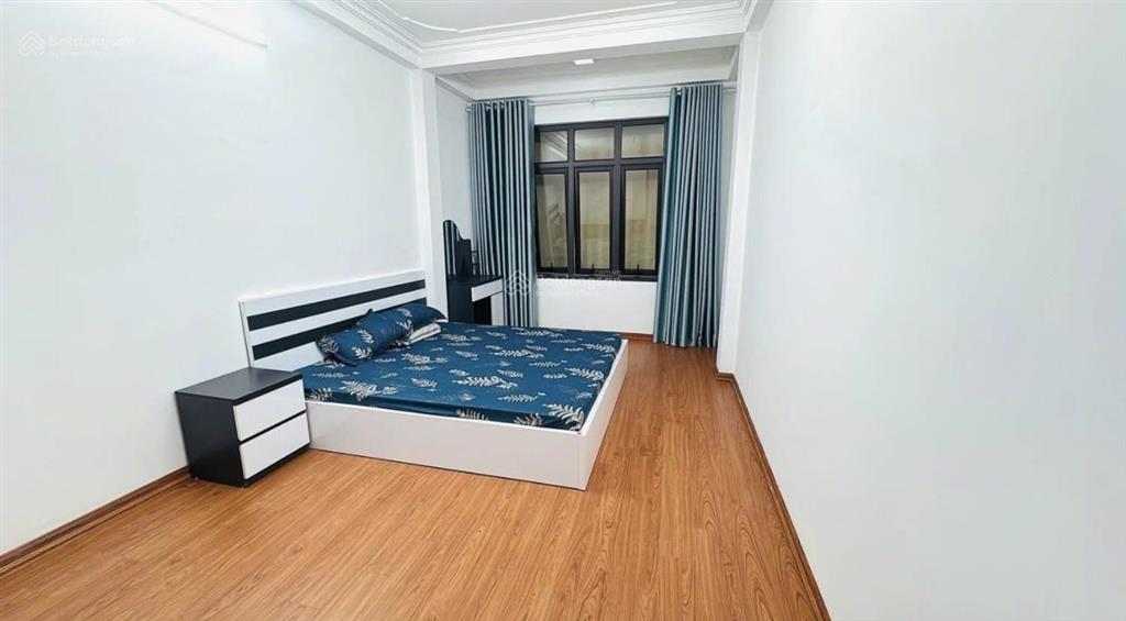 Chủ cần bán! phố hào nam, lô góc 2 thoáng, sổ đỏ vuông, sân để xe riêng biệt, cách ôtô 30m, 40m2 5t