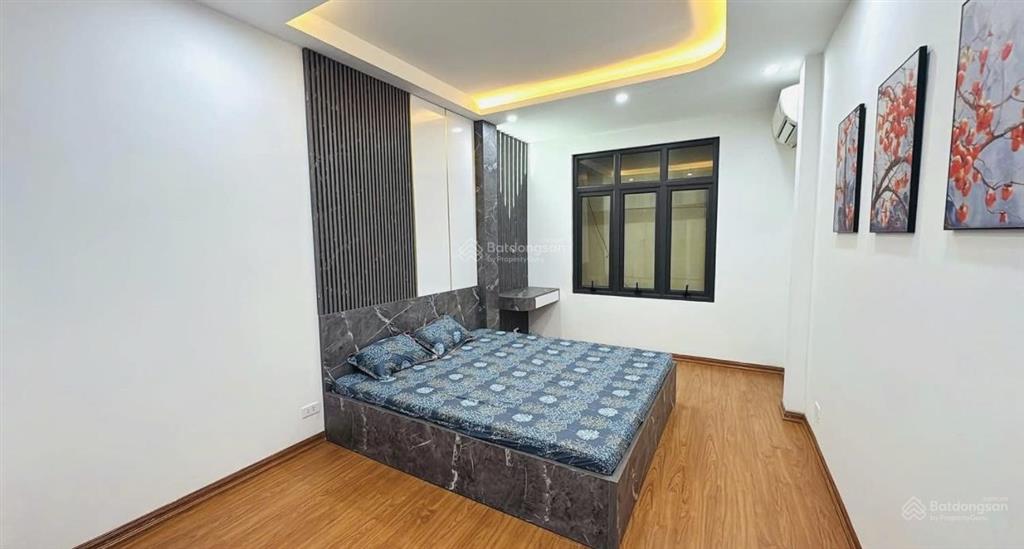 Chủ cần bán! phố hào nam, lô góc 2 thoáng, sổ đỏ vuông, sân để xe riêng biệt, cách ôtô 30m, 40m2 5t