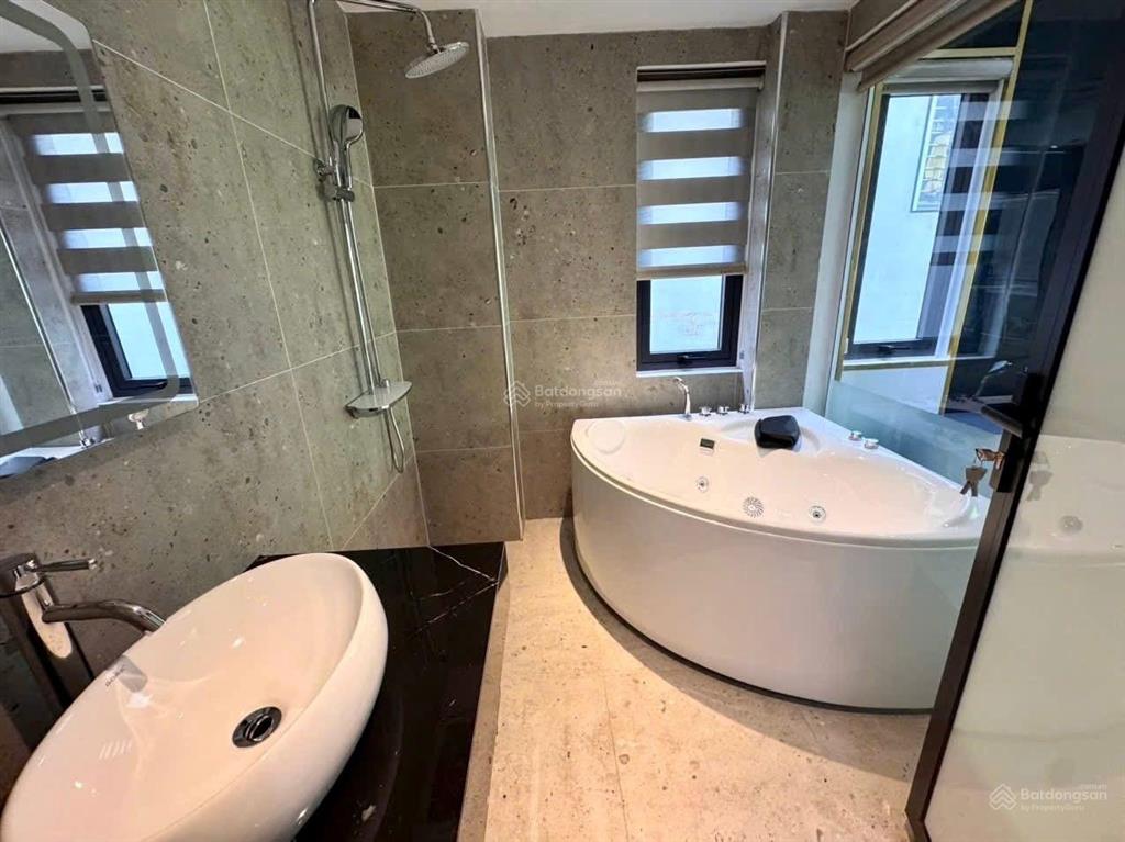 Chủ cần bán! phố hào nam, lô góc 2 thoáng, sổ đỏ vuông, sân để xe riêng biệt, cách ôtô 30m, 40m2 5t