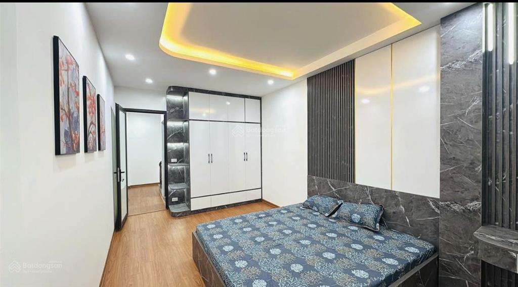 Chủ cần bán! phố hào nam, lô góc 2 thoáng, sổ đỏ vuông, sân để xe riêng biệt, cách ôtô 30m, 40m2 5t