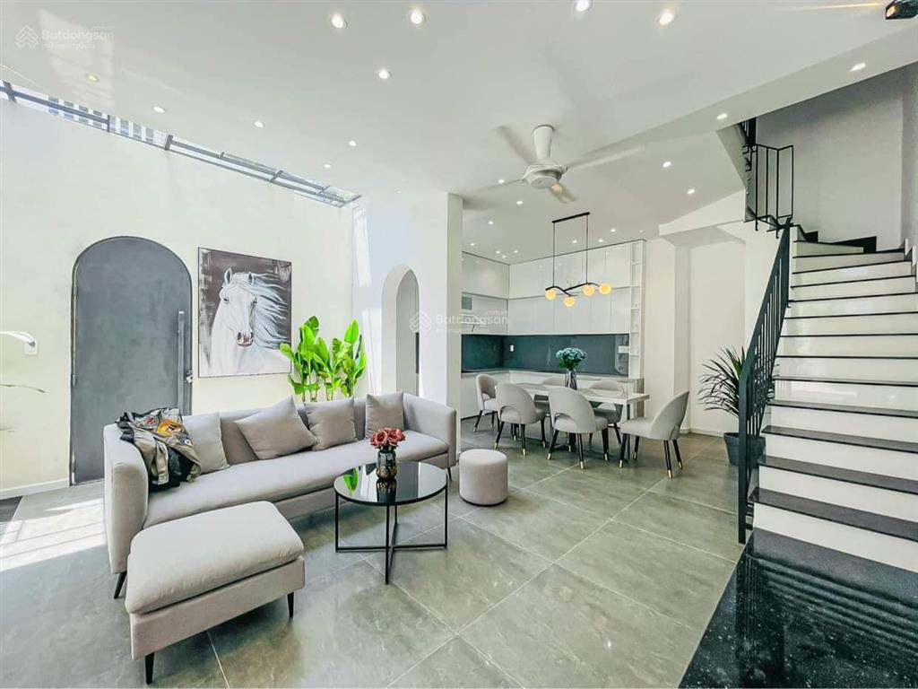 Quận 10  2mt đường 3/2 (p.11). 8m x 11m 492m2. 1 hầm, trệt, 5 tầng.