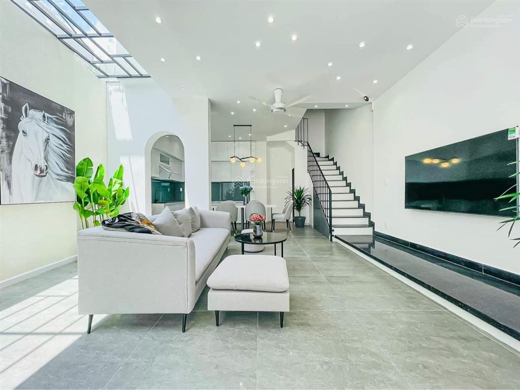Quận 10  2mt đường 3/2 (p.11). 8m x 11m 492m2. 1 hầm, trệt, 5 tầng.