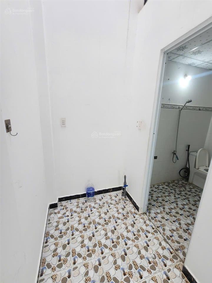 2,35tỷ tl
bán nhà cấp 4 gác lửng sổ riêngmt chợ phú phong kinh doanh tốt p.bình chuẩn, tp.thuận an
