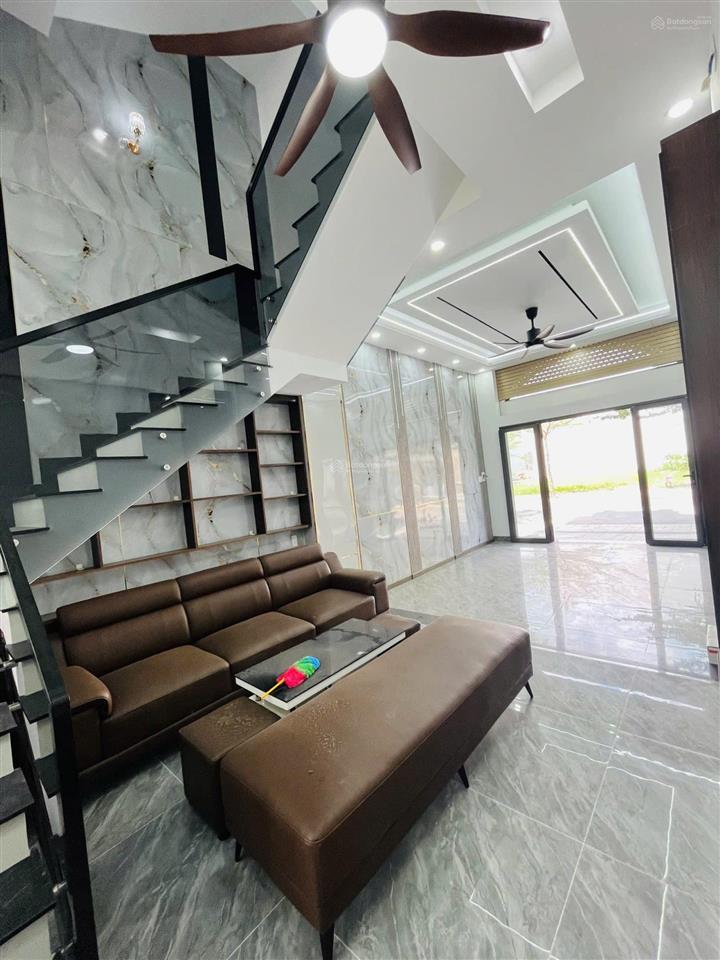 4,7tỷ tl bán nhà mới 3 mặt thoáng 1 trệt 2 lầu, kdc icon chợ thông dụng, p. tân đông hiệp, tp dĩ an