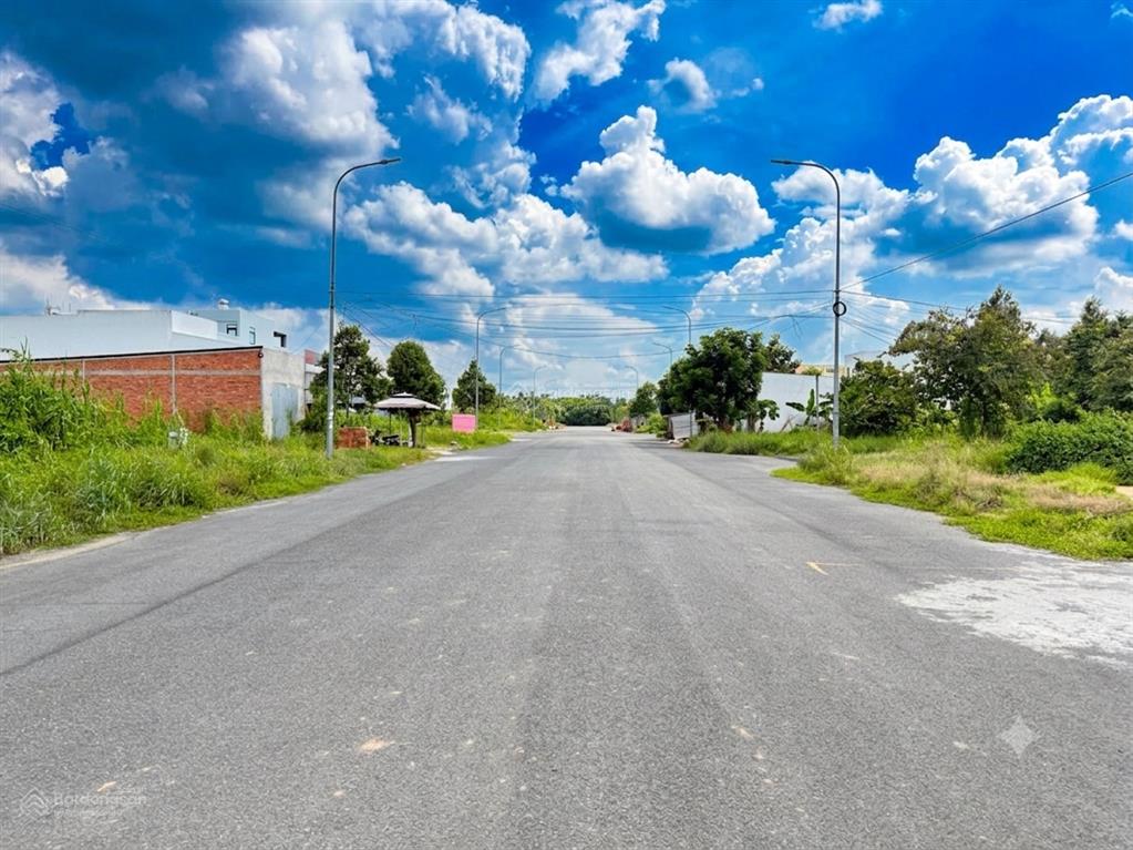 Bán nền đẹp 100m2 đường a3 kdc tân phú h.đông nam, lộ giới 28m, sổ hồng thổ cư 1.9 tỷ