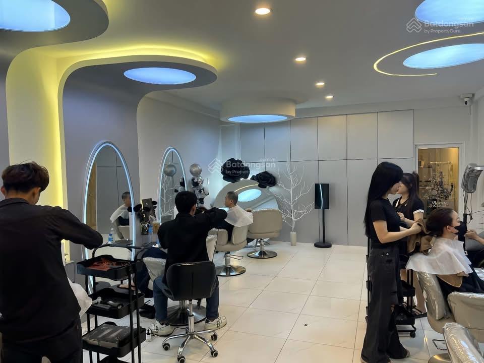 Tôi chính chủ! bán nhà 3tầng mt huỳnh văn bánh, 68m2 ngang 5m vuông vức. bán gấp 12 tỷ thương lượng