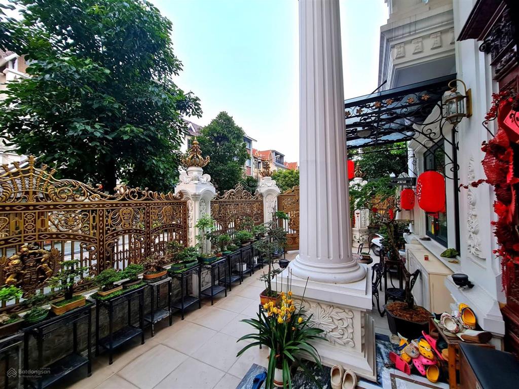 Đẳng cấp số 1  lô góc nhà kđt trung hoà mặt phố đỗ quang  có hầm xây full  320m2 x 4 t x 32m mt.