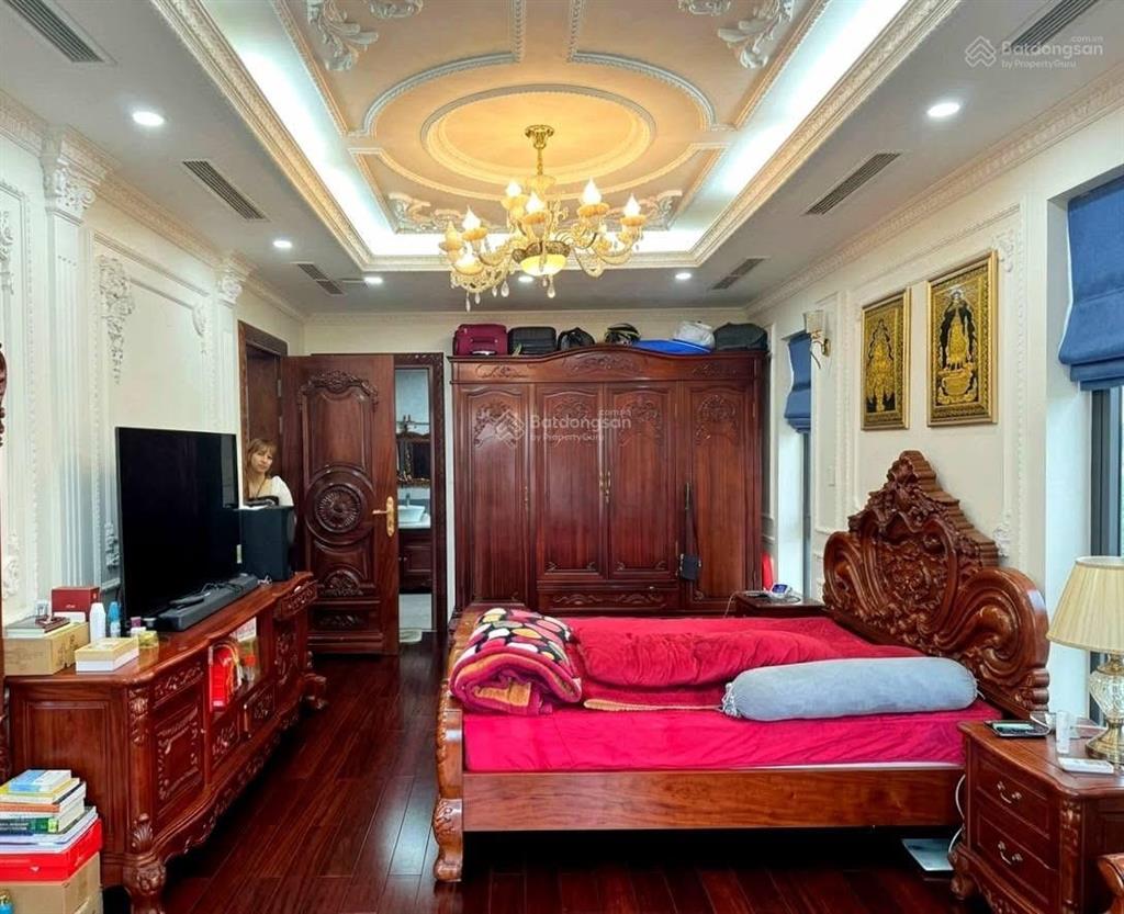 Đẳng cấp số 1  lô góc nhà kđt trung hoà mặt phố đỗ quang  có hầm xây full  320m2 x 4 t x 32m mt.