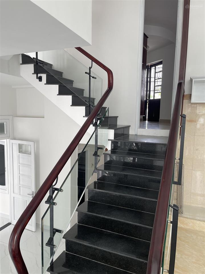 Cho thuê villa mới đẹp 2 mặt tiền đường đặng văn ngữ  200m2  30tr/tháng