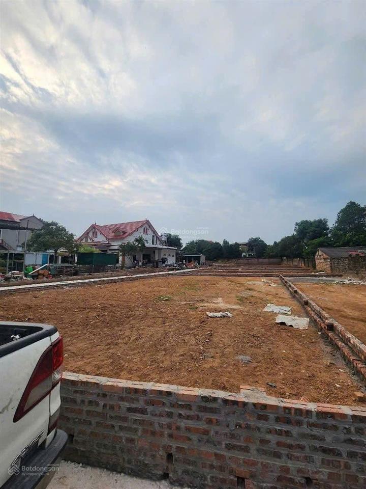 Em bán 250 mét đất sổ đỏ. lô góc 2 mặt tiền. mặt tiền 12 mét. giá chỉ hơn 14,5tr/m
