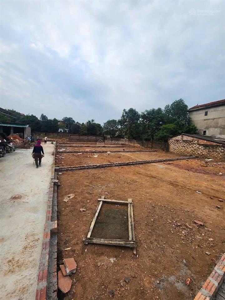 Em bán 250 mét đất sổ đỏ. lô góc 2 mặt tiền. mặt tiền 12 mét. giá chỉ hơn 14,5tr/m