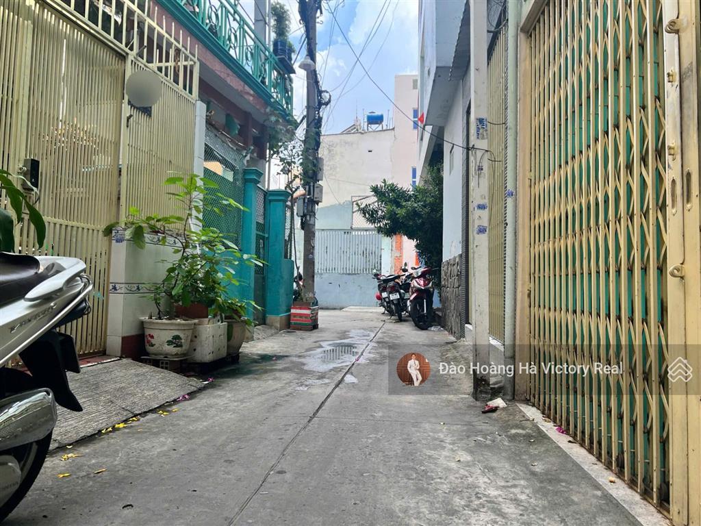 Chỉ 6.2 tỷ có ngay nhà 50m2 (dt 4.2 x 13m), 3 tầng  4pn, tại lạc long quân, p8, tân bình, hcm