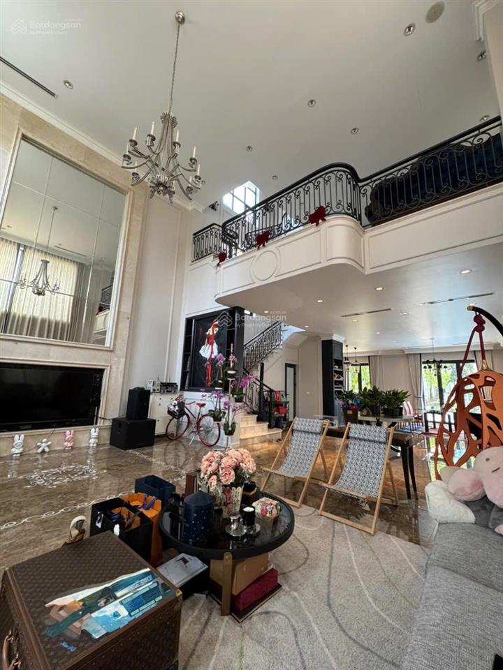 Cho thuê giá 100tr/1 tháng bt vinhomes riverside diện tích 380m2 có bên bơi riêng. 0981 839 ***