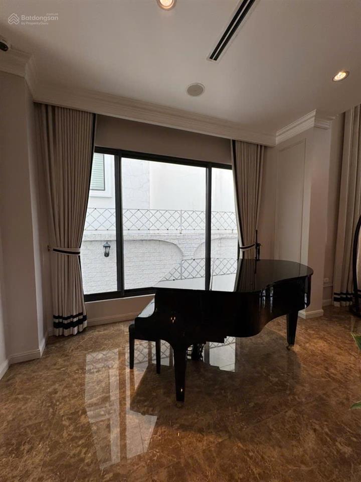 Cho thuê giá 100tr/1 tháng bt vinhomes riverside diện tích 380m2 có bên bơi riêng. 0981 839 ***